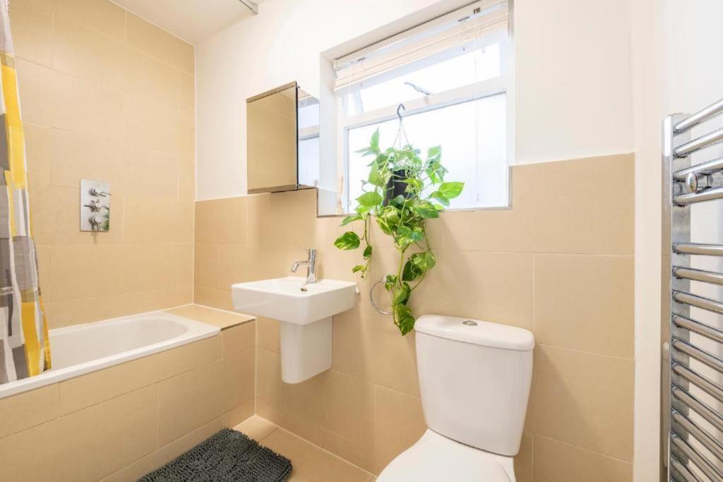 Luxury 4 Bedroom Flat With Stunning Shard View From Terrace In Central London! Next To Station, Sleeps 9 Номер фото