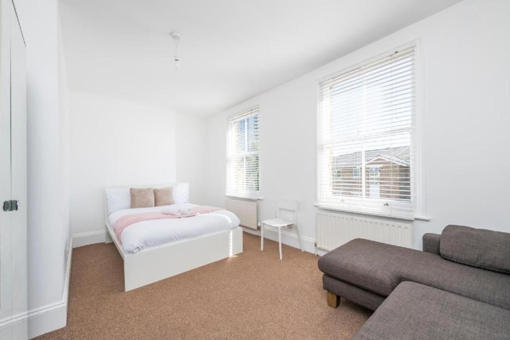 Luxury 4 Bedroom Flat With Stunning Shard View From Terrace In Central London! Next To Station, Sleeps 9 Номер фото